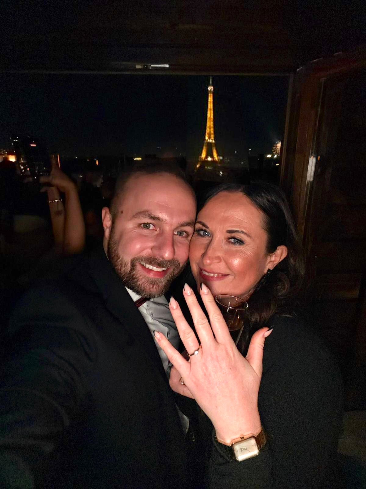 Katharina und Lukas nach dem Antrag in Paris